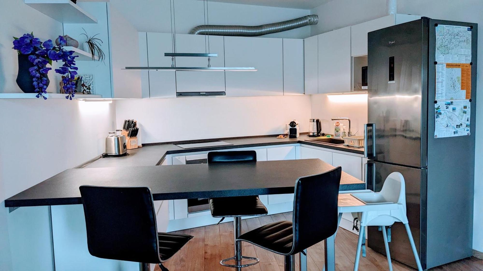 E2 Luxury Oldtown Apt - 2X Parking, Foodstore, Pcscreen, Netflix, Unlimited Music, Crib, Babychair, Fastwifi, Aircon Kosice Luaran gambar