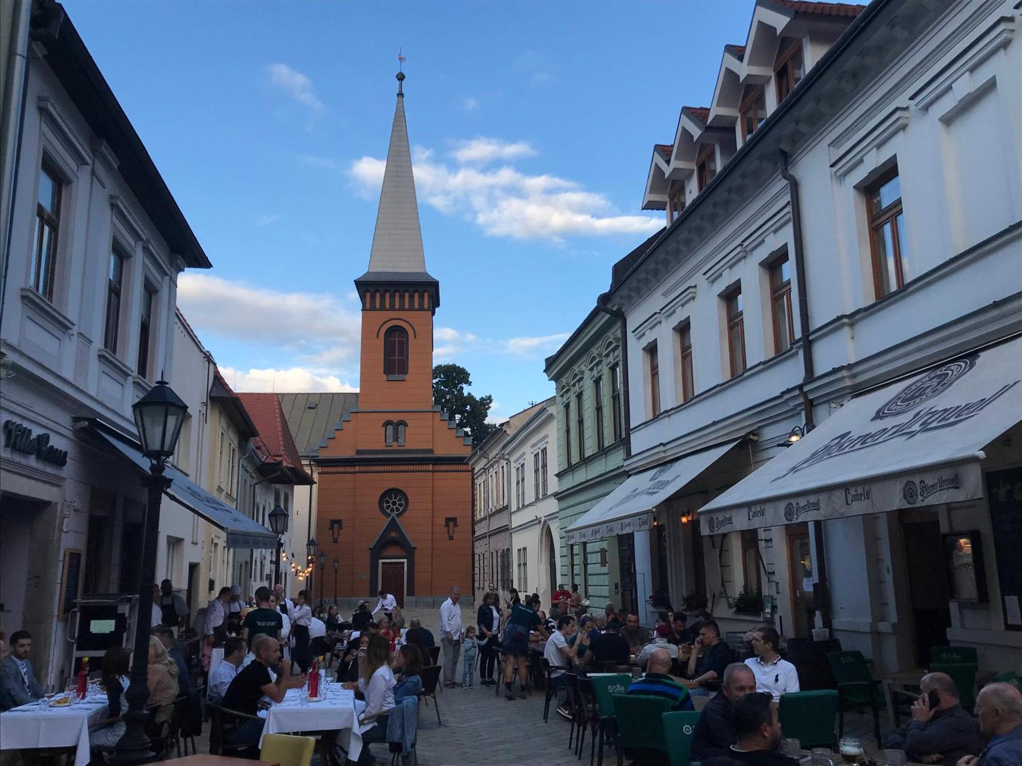 E2 Luxury Oldtown Apt - 2X Parking, Foodstore, Pcscreen, Netflix, Unlimited Music, Crib, Babychair, Fastwifi, Aircon Kosice Luaran gambar